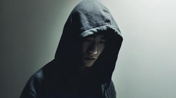 フードを被る男性 フードを被る男性の写真