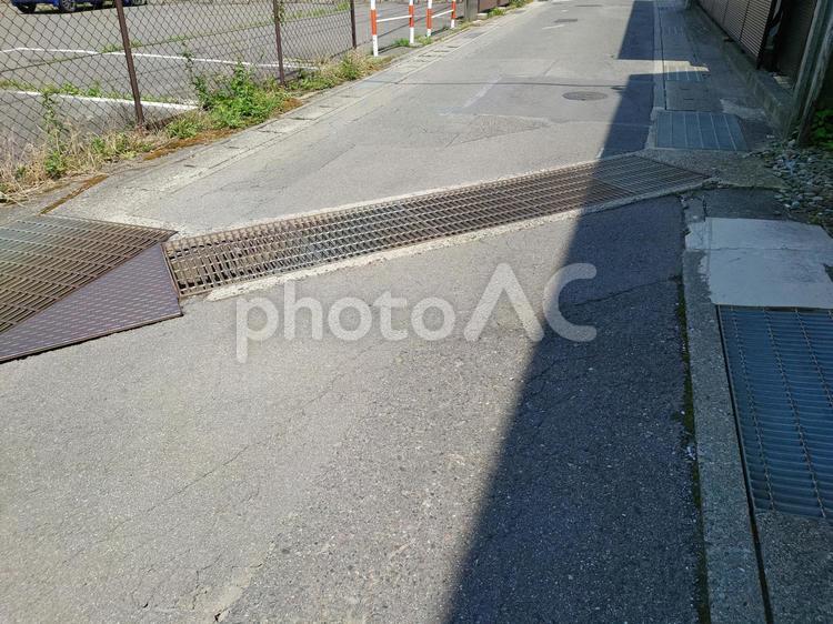 道路と用水路 道路,用水路,アスファルトの写真素材