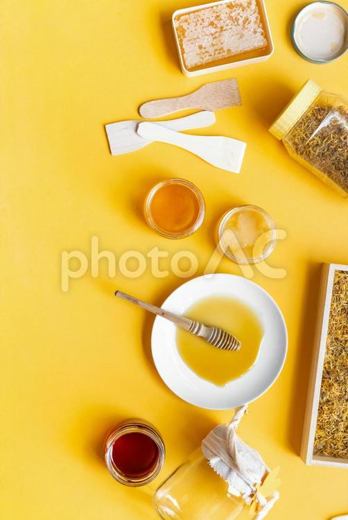 木べらとロイヤルゼリーと紅茶 蜜蝋,容器,弁当箱の写真素材