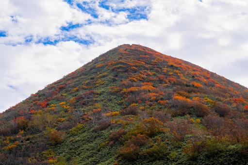 栗駒山 紅葉の登山道と山 栗駒山 紅葉の登山道と山 秋,紅葉,黄葉の写真素材
