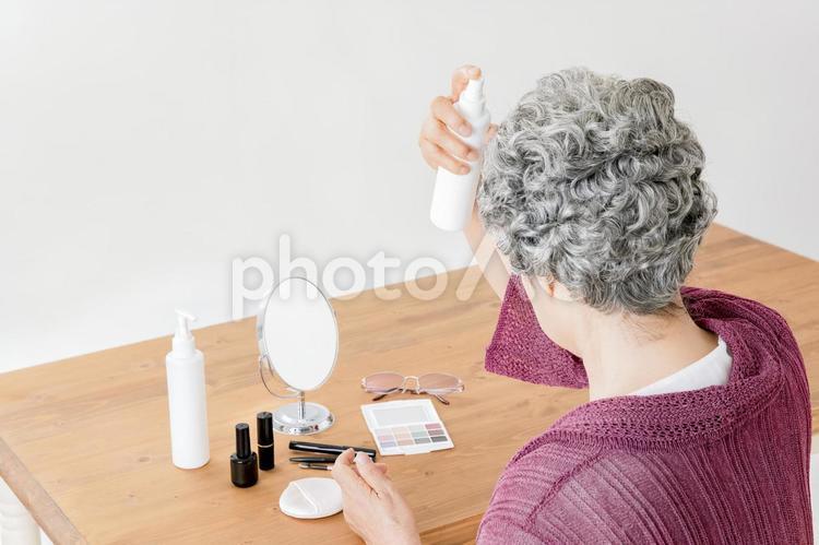 ヘアスプレーを使う高齢者の女性 高齢者,白髪,ヘアケアの写真素材