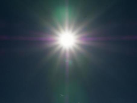 太陽 空 まぶしい 太陽 空 まぶしいの写真