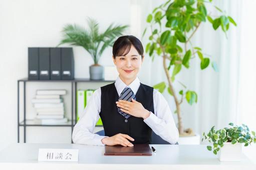 受付のビジネスウーマン 受付,女性,笑顔の写真素材