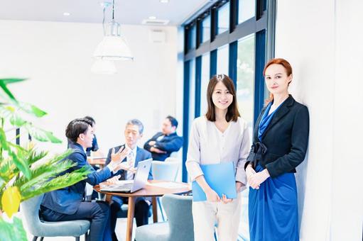 グローバル企業で働くビジネスパーソン グローバル企業で働くビジネスパーソン 海外,駐在,企業の写真素材