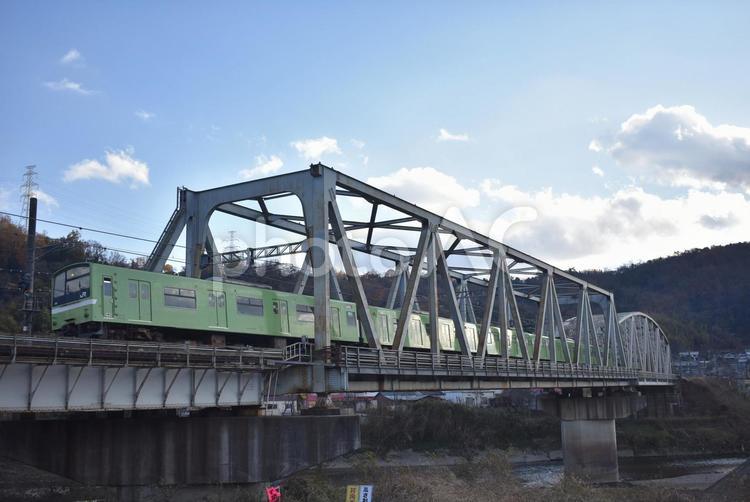201系×大和川 201系,大和路線,ウグイスの写真素材