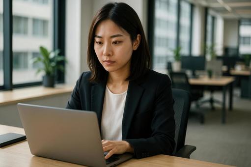 オフィスで働く女性社員 オフィスで働く女性社員の写真
