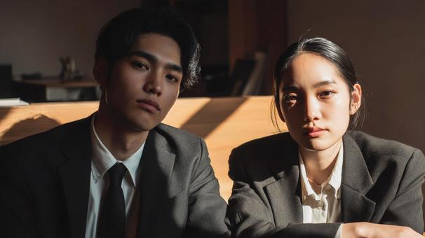 真剣な表情の若手社員の写真