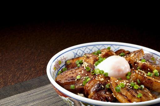 豚の角煮丼 温泉卵のせ 豚の角煮丼 温泉卵のせの写真