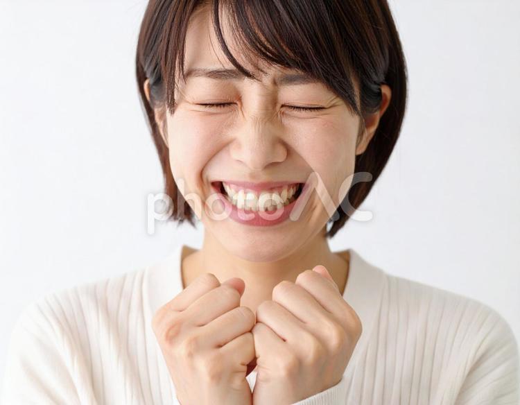 感激して拳を握る女性 女性,笑顔,喜びの写真素材
