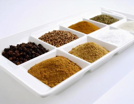 たくさんのスパイスの写真