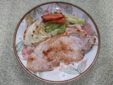 豚肉のロースの焼き肉と野菜 豚肉のロースの焼き肉と野菜の写真