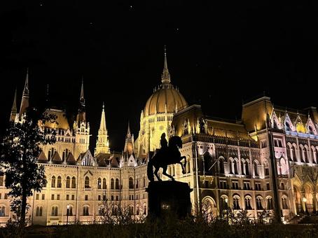 ハンガリー　ブダペスト　夜の国会議事堂の写真
