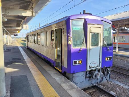 関西本線亀山駅に停車中のディーゼルカー 関西本線,亀山駅,三重県の写真素材