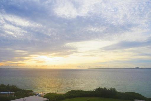 瀬底ビーチから望む水納島 瀬底ビーチから望む水納島の写真