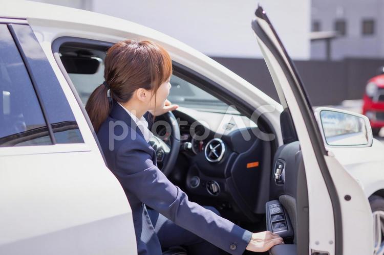 車に乗るビジネスウーマン 車,乗る,女性の写真素材