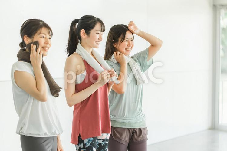 ホットヨガをするアジア人の女性達 ホットヨガ,ヨガ,デトックスの写真素材