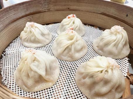 蒸篭の中の蒸したての美味しそうな蟹小籠包 蟹,小籠包,せいろの写真素材