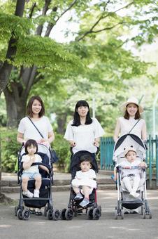 ママ友 母親 育児 ママ友 母親 育児 ママ友,公園,男性の写真素材