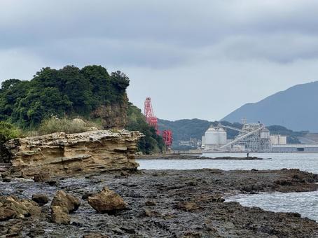 山口県彦島 竹ノ子島の磯辺 山口県彦島 竹ノ子島の磯辺 夕方,海辺の風景,造船所の写真素材