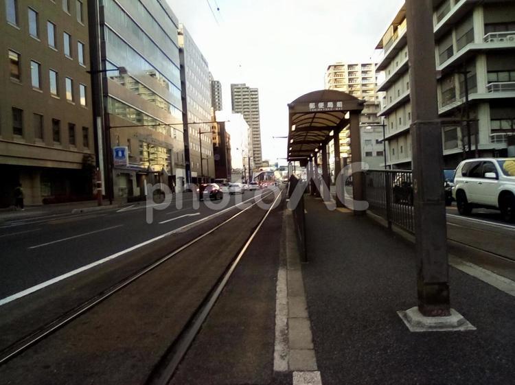 夕暮れの街並み。路面電車を待つ 路面電車,街の風景,街の写真素材