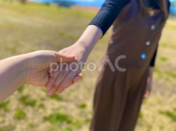 手を繋ぐ No 3314103｜写真素材なら「写真AC」無料（フリー）ダウンロードOK