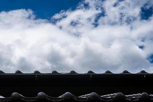 瓦屋根と青空 瓦屋根と青空の写真