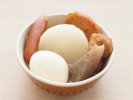 器に盛ったおでん　大根　こんにゃく　玉子 おでん,食器,和食の写真素材