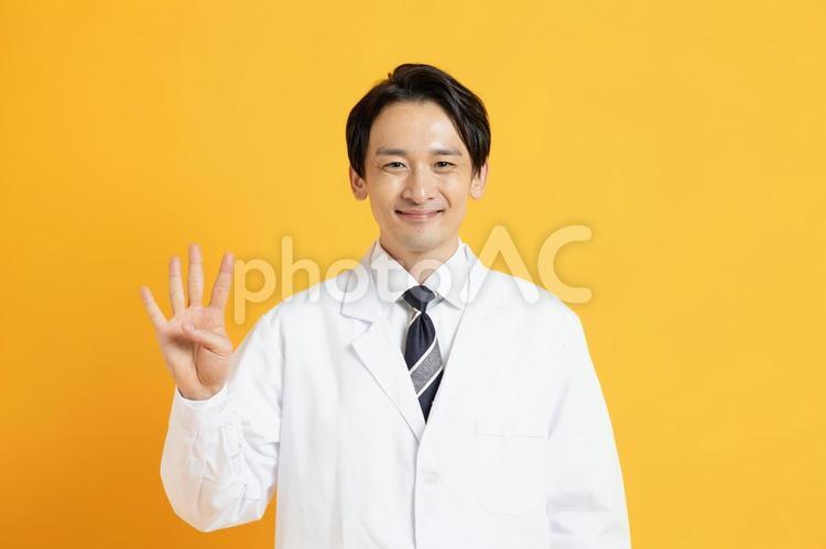4本指を立てる男性の医者 イケメン,ハンサム,プロフィール写真の写真素材