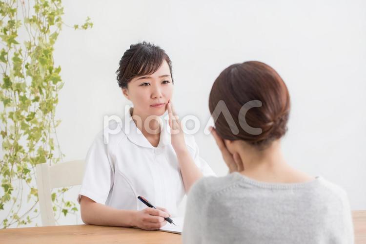 お肌が気になる女性をカウンセリング カウンセリング,女性,肌の写真素材