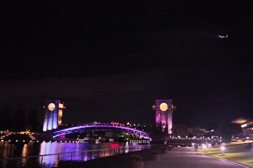 ライトアップされた橋と建物 ライトアップされた橋と建物 夜景,夜,橋の写真素材