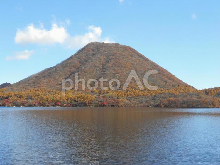 榛名富士と榛名湖 湖,カルデラ湖,山の写真素材