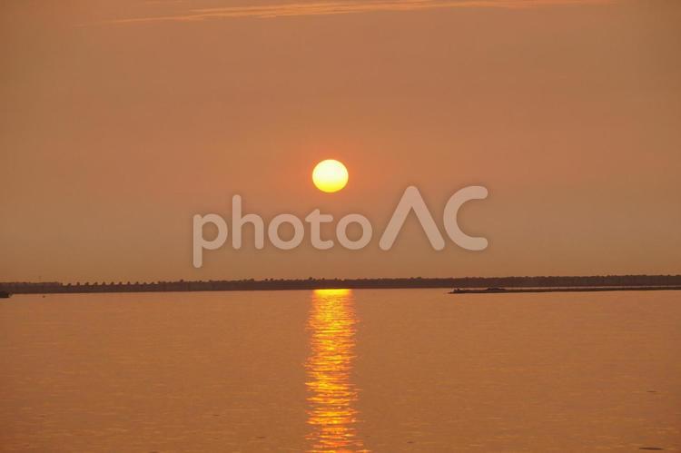 海に沈む夕日の風景 防波堤,海,夕日の写真素材