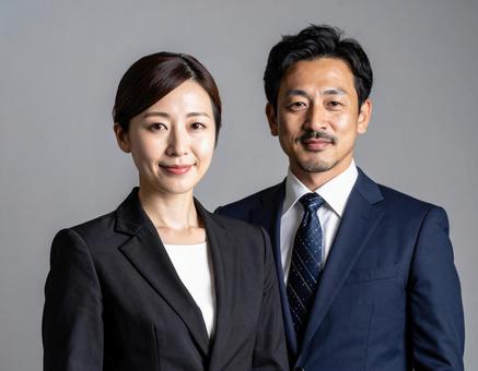 スーツを着た2人の男女の写真