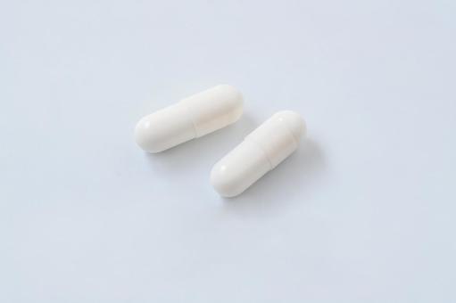 白い背景に錠剤カプセル薬 白い背景に錠剤カプセル薬 薬,カプセル,錠剤の写真素材