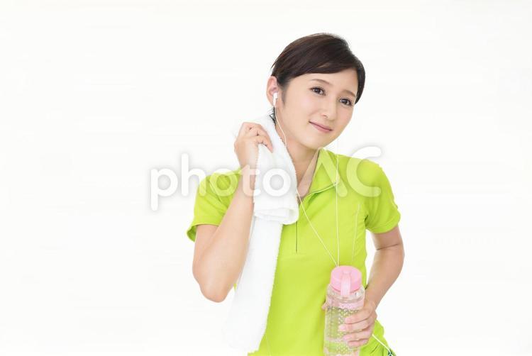 スポーツウェアを着ている笑顔の女性 女性,健康,運動の写真素材