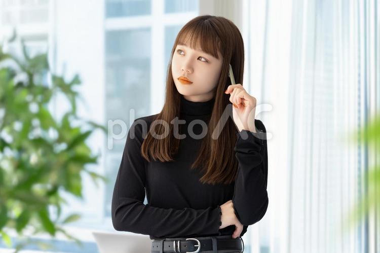 考えごとをする女性・ビジネスウーマン 女性,ビジネス,考えるの写真素材