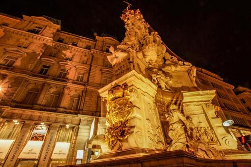 ウィーン夜景のペスト柱 ウィーン,オーストリア,ペスト記念柱の写真素材