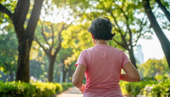 屋外で運動をする日本人のミドル女性の写真