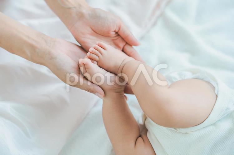 室内で遊ぶお母さんと赤ちゃん  新生児,親子,育てるの写真素材