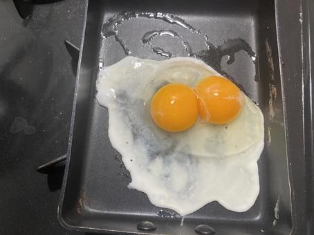 目玉焼き 双子 卵 目玉焼き 双子 卵の写真