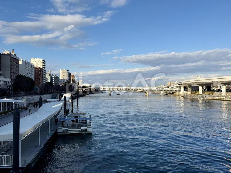 吾妻橋の上から見た隅田川 街並み,運河,夕日の写真素材