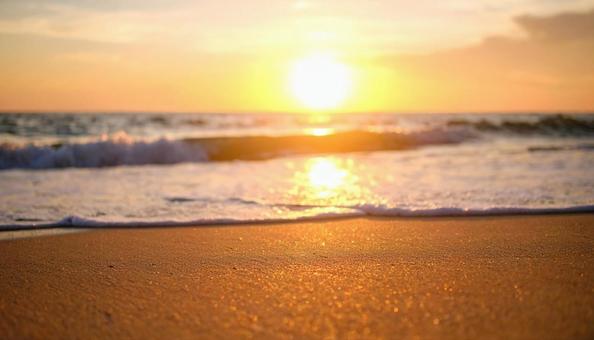 太陽が沈む夕暮れの海辺、サンセットビーチ 太陽が沈む夕暮れの海辺、サンセットビーチの写真