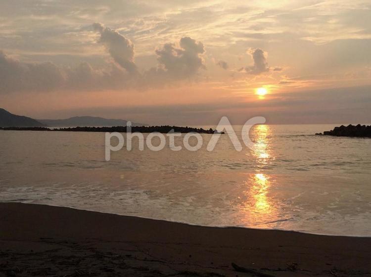 夕焼けと海と空 夕焼け,海,曇り空の写真素材