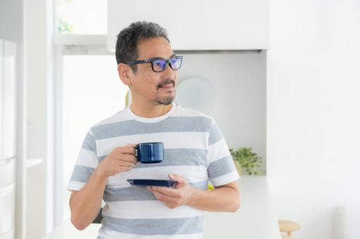 キッチンでコーヒーを飲むミドルの男性 キッチンでコーヒーを飲むミドルの男性 男性,ミドル,コーヒーの写真素材