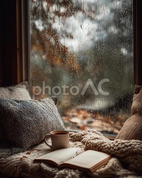 雨の音を聞きながらリラックスする秋の午後 雨,窓,室内の写真素材