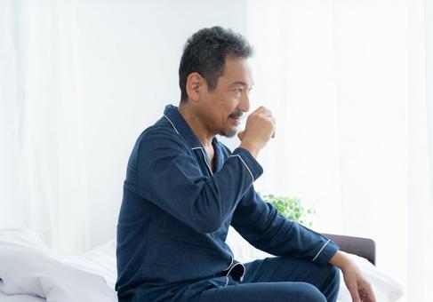 寝室で水を飲むミドルの男性 寝室で水を飲むミドルの男性 男性,水,ミドルの写真素材