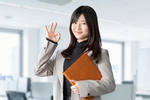 OKポーズをする笑顔の女性 女性,ok,笑顔の写真素材