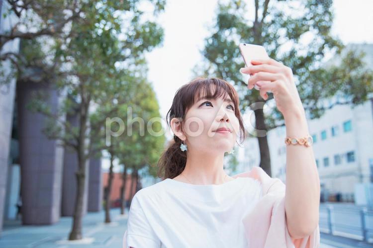 スマートフォンを操作する女性 スマホ,スマートフォン,女性の写真素材