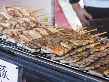 屋台で売っている豚肉の肉串 屋台で売っている豚肉の肉串 お祭り,祭り,祭の写真素材