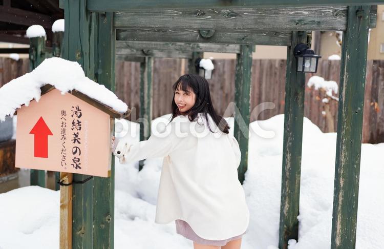 冬の温泉街を散歩する若い女性 女性,冬,鳥居の写真素材